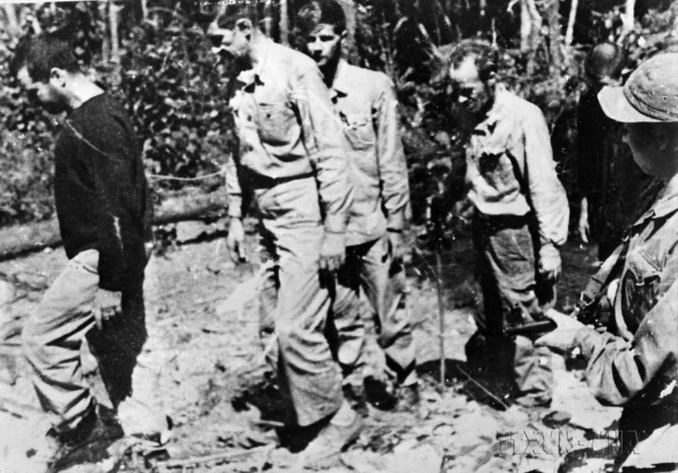 Thành phố Huế là một trong những trọng điểm nổi bật của cuộc Tổng tiến công và nổi dậy Xuân Mậu Thân 1968. Bộ đội ta đã chiếm giữ và làm chủ thành phố Huế cho đến ngày thứ 26, đạt được các yêu cầu của nhiệm vụ chiến dịch, chiến lược đề ra. Trong ảnh: Lính Mỹ ngụy bị quân Giải phóng bắt trong trận tiến công giải phóng thành phố Huế. (Ảnh: Tư liệu TTXVN)