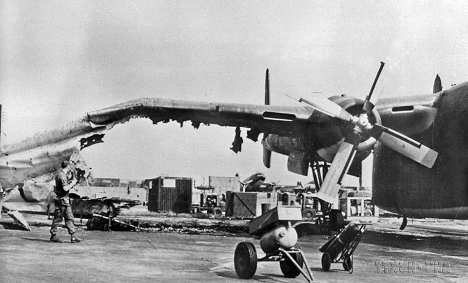 Bằng đòn đánh chủ yếu là vào các thành thị, trọng tâm là Sài Gòn-Gia Định, Đà Nẵng, Huế - nơi tập trung bộ máy quân sự và hành chính của Mỹ ngụy, ta đã phơi bày đầy đủ sự thất bại về quân sự và sự yếu kém trong tiến hành chiến tranh của địch. Trong ảnh: Máy bay vận tải C.119 của Mỹ bị quân Giải phóng phá hủy trong trận đánh vào sân bay Tân Sơn Nhất, đêm 30/1 rạng ngày 31/1. (Ảnh: Tư liệu Thông tấn xã Giải phóng)