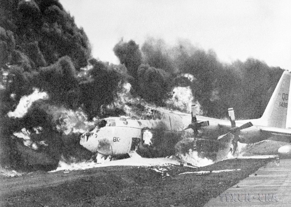 Cuối tháng 1/1968, ta mở đợt hoạt động lớn ở Mặt trận Đường 9-Khe Sanh (Quảng Trị), nhằm đánh lạc hướng, thu hút một bộ phận đáng kể quân cơ động của Mỹ; vây hãm, giam chân và tiêu hao địch, tạo thế cho các chiến trường khác tiến công và nổi dậy trong Tết Mậu Thân. Trong ảnh: Quân giải phóng bao vây Khe Sanh, bắn cháy máy bay vận tải tiếp tế C.130 của địch. (Ảnh: Tư liệu TTXVN)