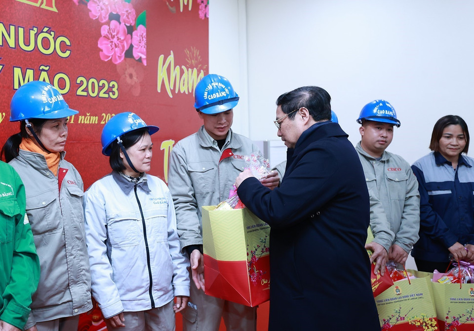 Thủ tướng Phạm Minh Chính tặng quà Tết cho người có công, người lao động có hoàn cảnh khó khăn tại thị trấn Tà Lùng, huyện Quảng Hòa. (Ảnh: Dương Giang/TTXVN)