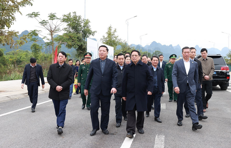 Thủ tướng Phạm Minh Chính khảo sát cầu Tà Lùng 2. (Ảnh: Dương Giang/TTXVN)