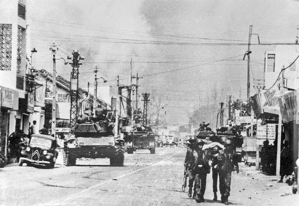 Quyết định mở cuộc Tổng tiến công và nổi dậy Xuân Mậu Thân để cho Mỹ thấy rằng không những chúng ta đủ sức đánh lớn mà có thể đánh kéo dài nếu Mỹ còn tiếp tục chiến tranh, và buộc Mỹ muốn giải quyết phải bước vào đàm phán. Trong ảnh: Lính Mỹ khiêng xác đồng bọn bị quân Giải phóng tiêu diệt trên đường phố Sài Gòn. (Ảnh: Tư liệu/ TTXVN phát)