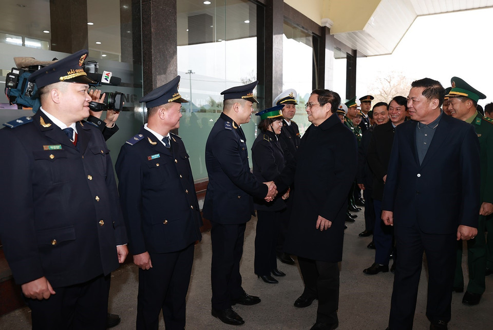 Thủ tướng Phạm Minh Chính thăm, chúc Tết lực lượng làm nhiệm vụ tại cửa khẩu Tà Lùng. (Ảnh: Dương Giang/TTXVN)