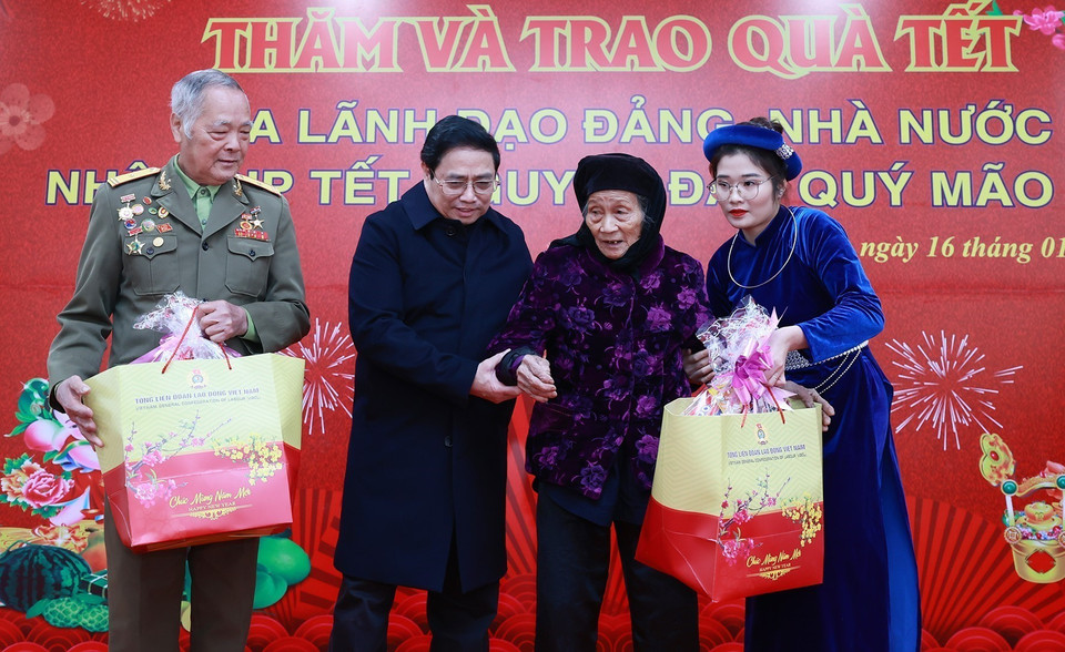 Thủ tướng Phạm Minh Chính tặng quà Tết cho người có công, người lao động có hoàn cảnh khó khăn tại thị trấn Tà Lùng, huyện Quảng Hòa. (Ảnh: Dương Giang/TTXVN)