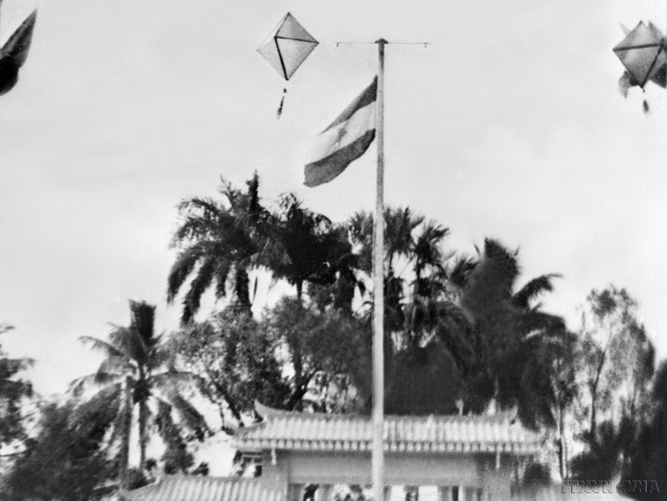 Vào lúc 6 giờ 15 phút ngày 31/1/1968, lá cờ của Liên minh các Lực lượng Dân tộc, Dân chủ và Hoà bình Việt Nam được kéo lên cột cờ Tòa Tỉnh trưởng Thừa Thiên-Huế. Rạng sáng 1/2/1968, quân Giải phóng làm chủ phần lớn cố đô Huế. Đến sáng 3/2/1968, quần chúng bắt đầu nổi dậy truy quét ác ôn và tàn binh địch, phá bỏ ách kìm kẹp, thiết lập chính quyền cách mạng. (Ảnh: Tư liệu TTXVN)