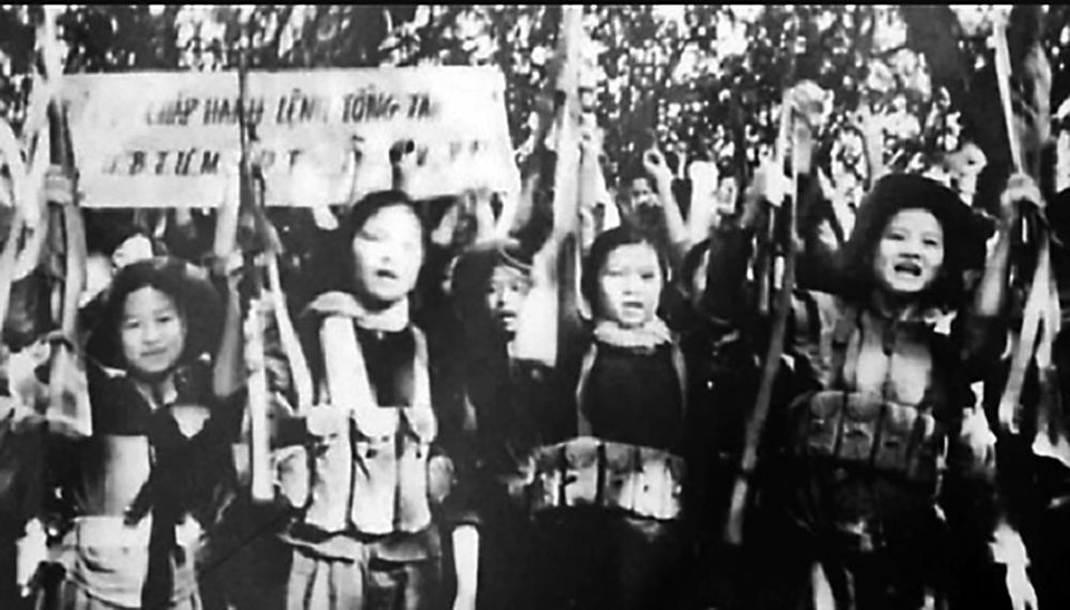 Phụ nữ Sài Gòn-Gia Định đã tích cực tham gia đóng góp sức người, sức của với tinh thần "tất cả cho tiền tuyến, tất cả để đánh thắng giặc Mỹ xâm lược". Trong ảnh: Nữ tự vệ trong các cơ quan trực thuộc Ủy ban Trung ương Mặt trận Dân tộc giải phóng miền Nam Việt Nam sẵn sàng cho cuộc Tổng tiến công và nổi dậy Mậu Thân 1968. (Ảnh: Tư liệu/TTXVN phát)