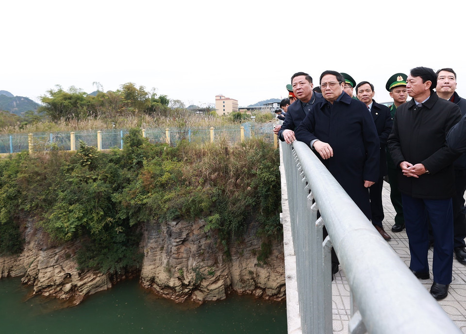 Thủ tướng Phạm Minh Chính khảo sát cầu Tà Lùng 2. (Ảnh: Dương Giang/TTXVN)