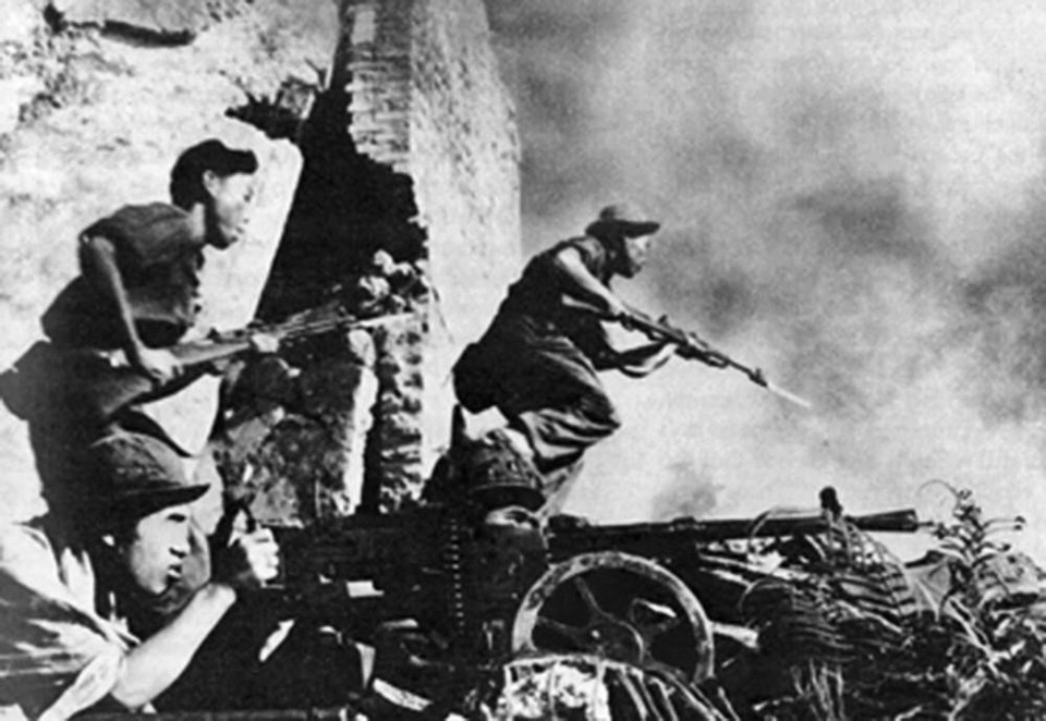 Đêm 30 rạng sáng 31/1/1968 (mồng 1 rạng sáng mồng 2 Tết), quân và dân Đồng bằng sông Cửu Long đồng loạt tiến công và nổi dậy ở hầu hết các thành phố, thị xã, thị trấn... đưa chiến tranh vào tận hang ổ và cơ quan đầu não của Mỹ ngụy. (Ảnh: Tư liệu/TTXVN phát)