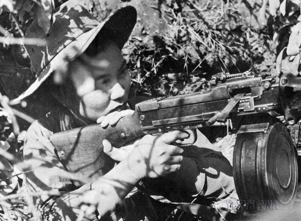 Lực lượng nữ biệt động Sài Gòn-Gia Định (được đổi tên là Tiểu đoàn Lê Thị Riêng ngày 8/3/1968) dũng cảm đánh vào những cơ quan đầu não quan trọng của địch ở Sài Gòn. Trong ảnh: Nữ biệt động Nguyễn Thị Khanh tham gia trận đánh vào sân bay Tân Sơn Nhất, đêm 31/1 rạng ngày 1/2/1968. (Ảnh: Tư liệu TTXVN)