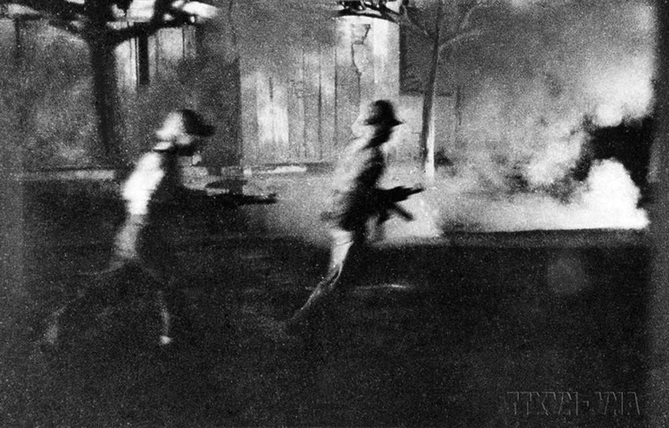 Nét đặc sắc của cuộc Tổng tiến công và nổi dậy Xuân Mậu Thân là Đảng ta chọn thời điểm mở cuộc Tổng tiến công vào dịp Tết Nguyên đán - đúng vào đêm Giao thừa, bởi đây là lúc địch dễ sơ hở, chủ quan, giúp quân ta thuận lợi khi đánh chiếm các mục tiêu. Trong ảnh: Quân Giải phóng tiến công tiêu diệt địch tại Sài Gòn, đêm 30, rạng ngày 31/1/1968 (đêm 1, rạng ngày 2 Tết). (Ảnh: Tư liệu TTXVN)