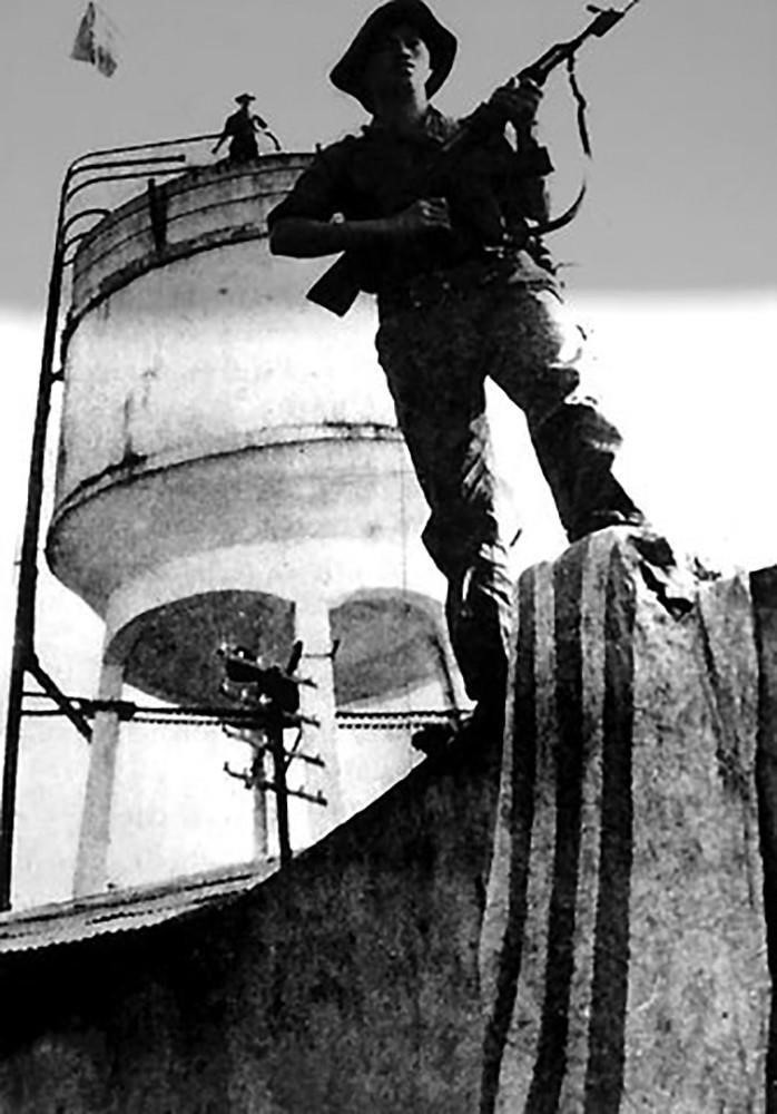 Quân Giải phóng chiếm lĩnh các cơ quan đầu não của địch tại Quận 5, Sài Gòn. (Ảnh: Tư liệu/TTXVN phát)