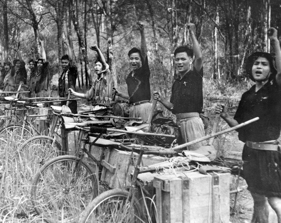 Các chiến trường gấp rút chuẩn bị lực lượng, phương án tác chiến và phát động quần chúng nổi dậy, hậu cần tiếp tế, thông tin liên lạc… ở vùng ven và trong các đô thị. Trong ảnh: Chiến sỹ lực lượng hậu cần thể hiện quyết tâm trước giờ lên đường làm nhiệm vụ. (Ảnh: Tư liệu/TTXVN phát)