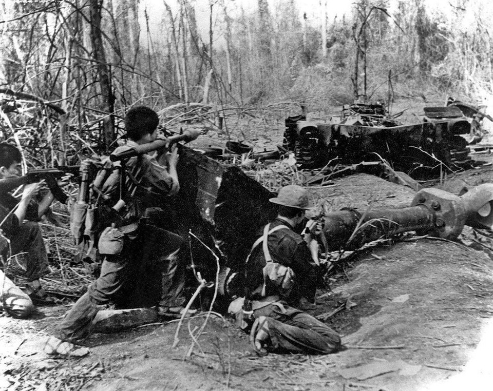 Đêm 29, rạng ngày 30/1/1968, quân, dân các tỉnh đồng bằng ven biển miền Trung và Tây Nguyên đồng loạt tiến công vào các thành phố, thị xã, thị trấn, căn cứ quân sự, kho tàng, sân bay, sở chỉ huy của địch, mở màn cho cuộc Tống tiến công và nổi dậy Xuân Mậu Thân 1968. (Ảnh: Tư liệu/TTXVN phát)