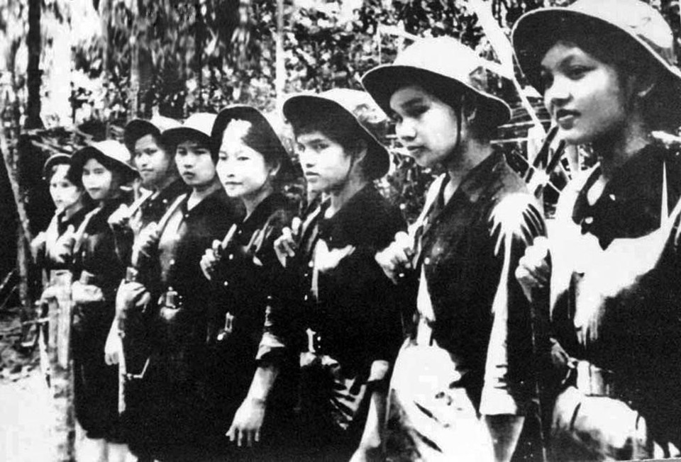 Tại Huế, Tiểu đội 11 cô gái sông Hương đã đi vào lịch sử khi vừa làm nhiệm vụ dẫn đường, vừa tải thương và trực tiếp cầm súng chiến đấu. Riêng đêm 11, rạng ngày 12/2/1968, Tiểu đội đã đánh lui một tiểu đoàn lính Mỹ, diệt 70 tên và phá hủy 4 xe tăng, thu nhiều vũ khí. (Ảnh: Tư liệu/TTXVN phát)