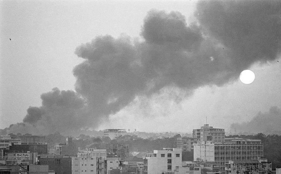 Từ tháng 3/1968, đợt 1 của cuộc Tổng tiến công và nổi dậy Tết Mậu Thân về cơ bản kết thúc. Trong gần 2 tháng, quân và dân miền Nam đã tiến công vào 4 trong 6 thành phố lớn, 37 trong 44 thị xã và hàng trăm thị trấn, quận lỵ. Trong ảnh: Khói bốc lên trên bầu trời Sài Gòn trong đợt 1 cuộc Tổng tiến công, rạng sáng 8/2/1968. (Ảnh: Tư liệu quốc tế/TTXVN phát)