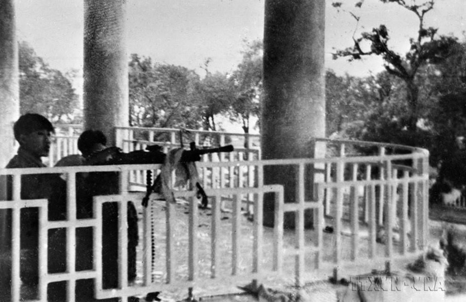 Trận đánh tại Huế bắt đầu lúc 2 giờ 30 ngày 31/1/1968 (rạng sáng 2 Tết) và kéo dài 26 ngày, là trận đánh ác liệt nhất trong đợt 1 cuộc Tổng tiến công. Trong ảnh: Mỗi căn nhà, góc phố ở cố đô Huế đều trở thành chiến lũy của quân Giải phóng trong những ngày Tết Mậu Thân 1968. (Ảnh: Tư liệu TTXVN)