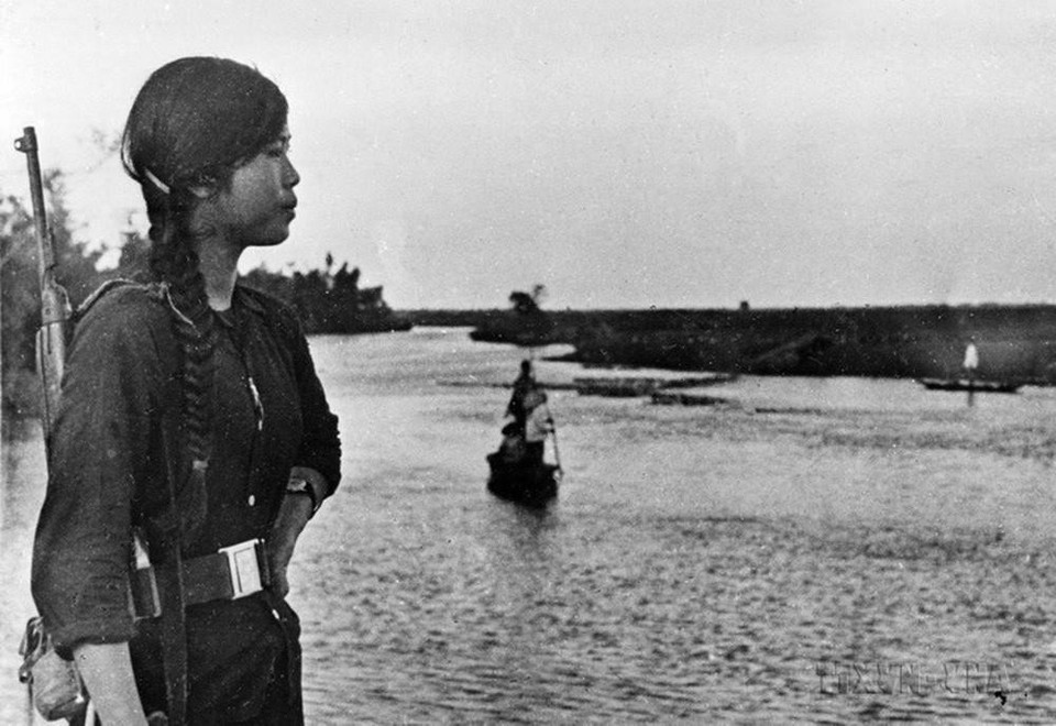 Cuộc chiến đấu anh dũng, kiên cường suốt 26 ngày đêm của quân và dân thành phố Huế là một trong những trọng điểm nổi bật của cuộc Tổng tiến công và nổi dậy Xuân Mậu Thân 1968. Trong ảnh: Nữ du kích canh gác bên dòng sông Ô Lâu, Thừa Thiên-Huế. (Ảnh: Tư liệu TTXVN)