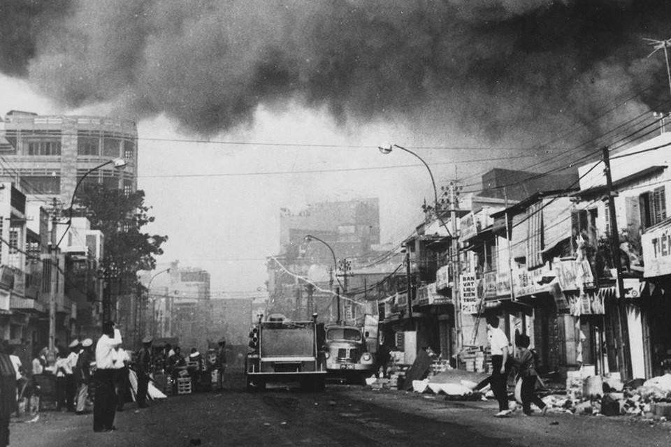 Đêm 30 rạng ngày 31/1/1968, quân dân miền Nam đồng loạt Tổng tiến công đánh vào 4 thành phố, 37 thị xã, hàng trăm thị trấn. Bốn bộ tư lệnh quân đoàn, hầu hết các bộ tư lệnh sư đoàn, 30 sân bay và gần 100 cơ sở hậu cần bị đánh. Trong ảnh: Khói đen bao trùm các khu vực Sài Gòn trong Tết Mậu Thân 1968. (Ảnh: Tư liệu quốc tế/TTXVN phát)