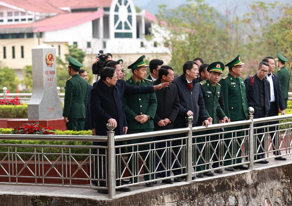 Thủ tướng Phạm Minh Chính khảo sát khu vực cửa khẩu Tà Lùng. (Ảnh: Dương Giang/TTXVN)