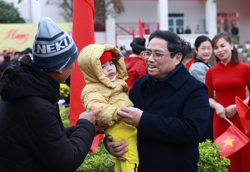 Thủ tướng Phạm Minh Chính chúc Tết công nhân, người lao động có hoàn cảnh khó khăn và đồng bào các dân tộc tại thị trấn Tà Lùng, huyện Quảng Hòa. (Ảnh: Dương Giang/TTXVN)