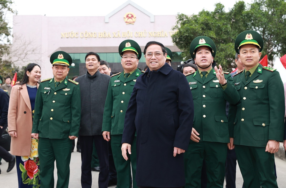 Thủ tướng Phạm Minh Chính thăm, chúc Tết lực lượng làm nhiệm vụ tại cửa khẩu Tà Lùng. (Ảnh: Dương Giang/TTXVN)