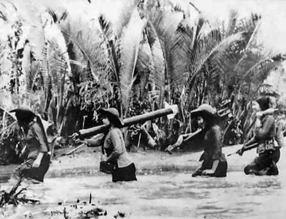 Các chiến trường ở miền Nam gấp rút chuẩn bị lực lượng, phương án tác chiến và phát động quần chúng nổi dậy, bảo đảm hậu cần tiếp tế, thông tin liên lạc… ở vùng ven và trong các đô thị trên toàn miền Nam. Trong ảnh: Bí mật vận chuyển vũ khí qua các sông rạch vào nội đô Sài Gòn. (Ảnh: Tư liệu/TTXVN phát)