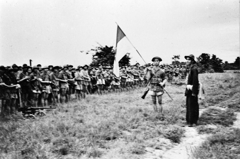 Quân Giải phóng mặt trận Tây Ninh nhận cờ xuất quân (1968). (Ảnh: Tư liệu TTXVN)