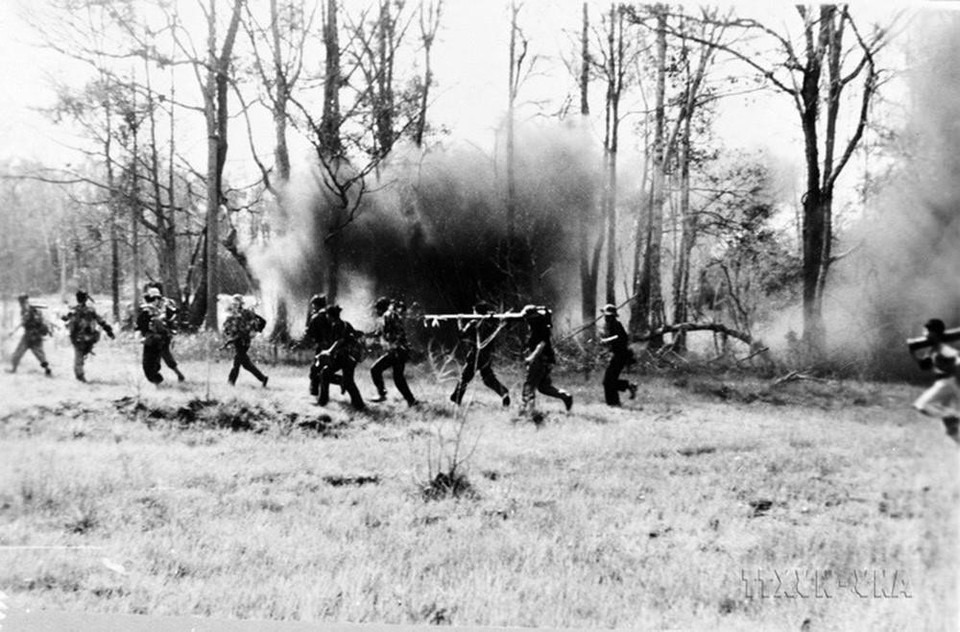 Quân Giải phóng truy kích địch trong trận tiến công ngày 1/2/1968 tại khu vực Bà Chiêm, tỉnh Tây Ninh. (Ảnh: Tư liệu TTXVN)