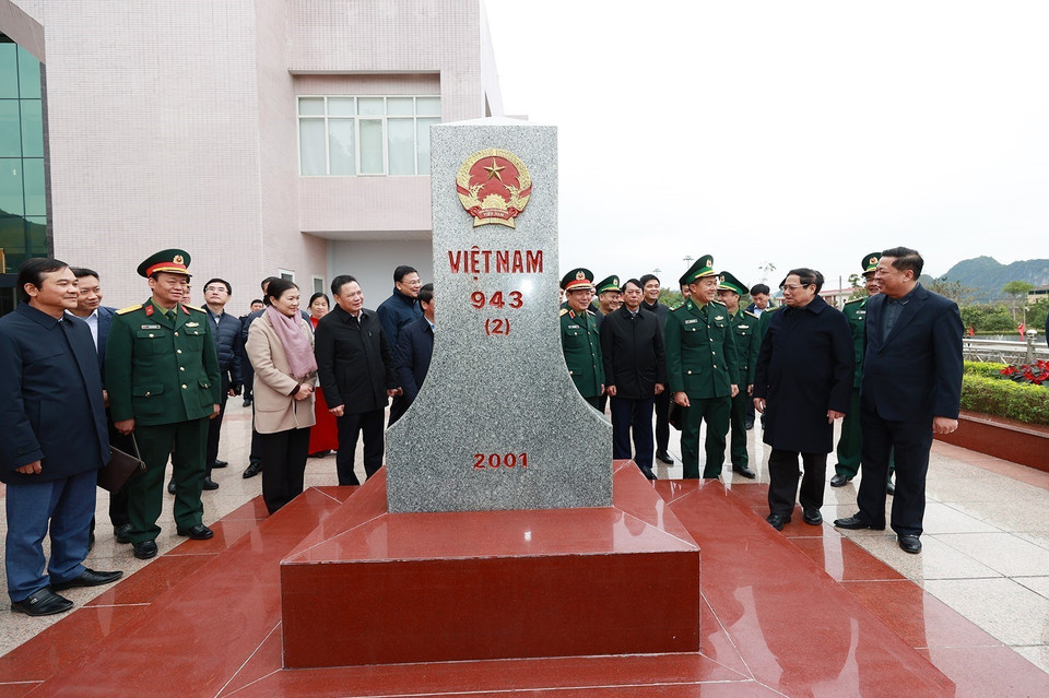 Thủ tướng Phạm Minh Chính khảo sát khu vực mốc biên giới 943. (Ảnh: Dương Giang/TTXVN)