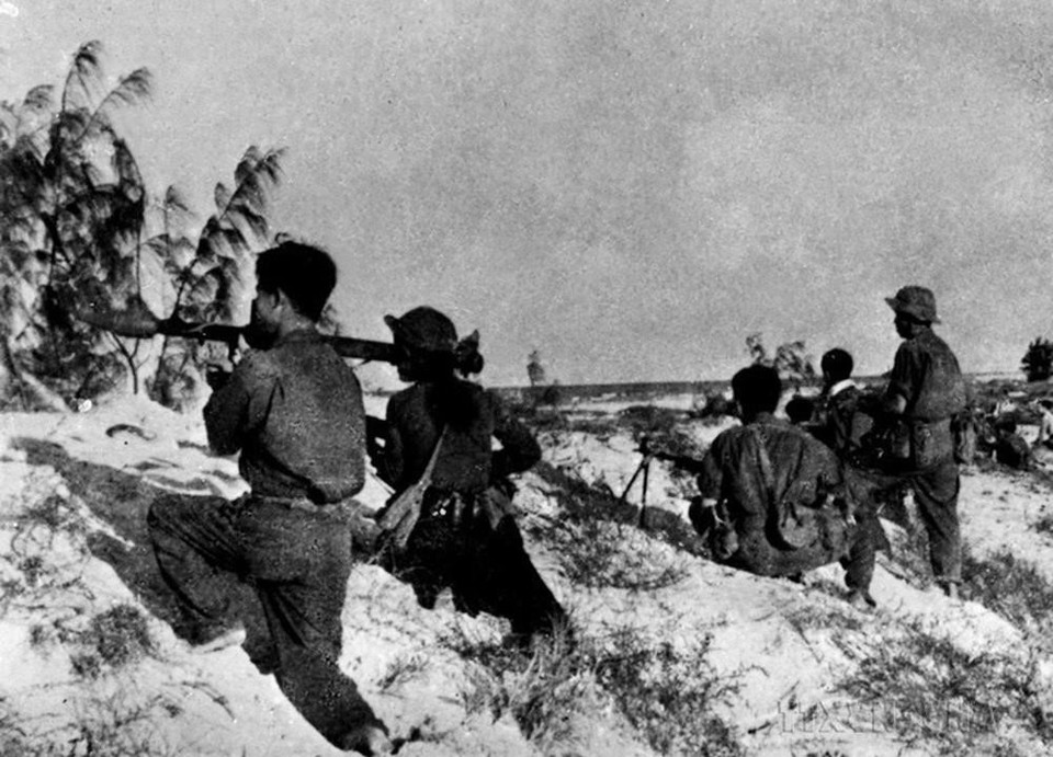 Chiến trường Đường 9-Khe Sanh (Quảng Trị) nổ súng đánh địch trước Tết Mậu Thân 1968 từ 10 đến 15 ngày, tạo điều kiện cho quân, dân toàn miền Nam đồng loạt tiến công các đô thị vào đúng đêm Giao thừa. Trong ảnh: Du kích Quảng Trị chiến đấu với địch trong cuộc Tổng tiến công và nổi dậy Xuân Mậu Thân 1968. (Ảnh: Tư liệu TTXVN)