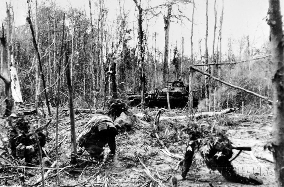 Trong gần hai tháng của đợt 1 cuộc Tổng tấn công, ta đã đánh mạnh, đánh trúng 4 bộ tư lệnh quân đoàn, 8 trong số 11 bộ tư lệnh sư đoàn Ngụy quân Sài Gòn, 2 bộ tư lệnh dã chiến của Mỹ cùng nhiều bộ tư lệnh lữ đoàn, trung đoàn, các tiểu khu, chi khu và hàng trăm căn cứ quân sự, kho tàng, sân bay, bến cảng, đường giao thông. Trong ảnh: Quân Giải phóng Tây Ninh dũng cảm chờ xe tăng Mỹ đến gần mới nổ súng. (Ảnh: Tư liệu TTXVN)