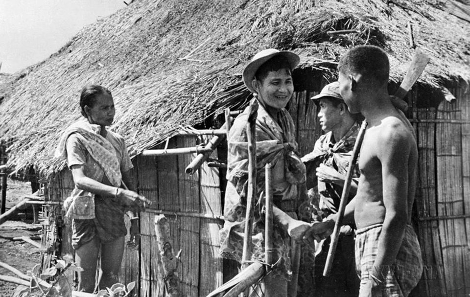 Các chiến sỹ quân Giải phóng gặp gỡ người dân ở vùng mới giải phóng (1968). (Ảnh: Tư liệu TTXVN)