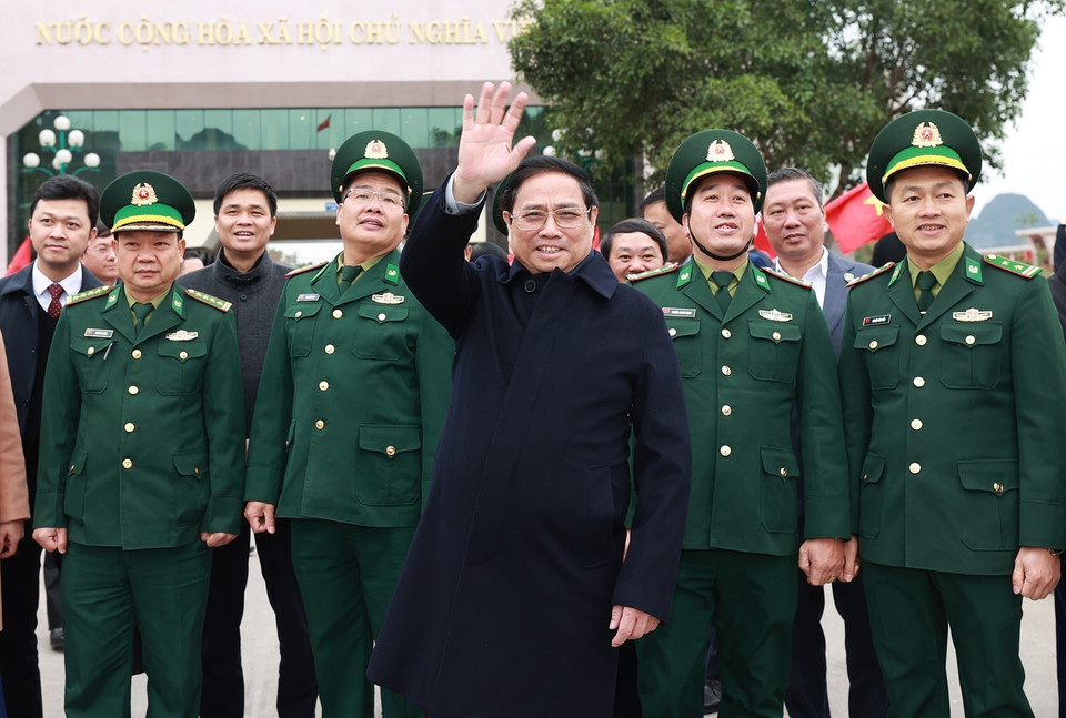 Thủ tướng Phạm Minh Chính thăm, chúc Tết lực lượng làm nhiệm vụ tại cửa khẩu Tà Lùng. (Ảnh: Dương Giang/TTXVN)