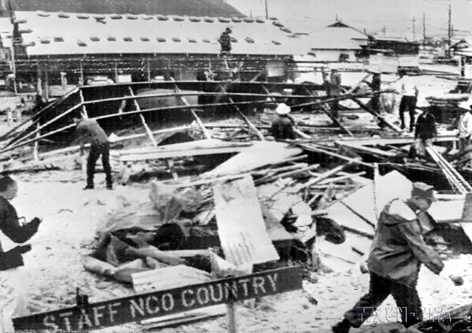 Tại thành phố Đà Nẵng, đêm 29, rạng ngày 30/1/1968, quân Giải phóng đồng loạt đánh phá các sân bay, trận địa pháo, kho tàng; chiếm một số mục tiêu trong thành phố để hỗ trợ cho quần chúng từ bên ngoài kéo vào phối hợp với quần chúng bên trong nổi dậy giành chính quyền. Trong ảnh: Căn cứ hậu cần lớn của Mỹ ở Đà Nẵng sau trận tấn công bằng súng lớn của quân Giải phóng, đêm 7 rạng ngày 8 tết (đêm 5, rạng sáng 6/2/1968). (Ảnh: Tư liệu Thông tấn xã Giải phóng)