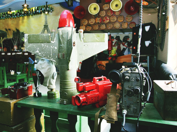 Những vật dụng ghi dấu một thời khói lửa (Ảnh: Minh Sơn/Vietnam+)