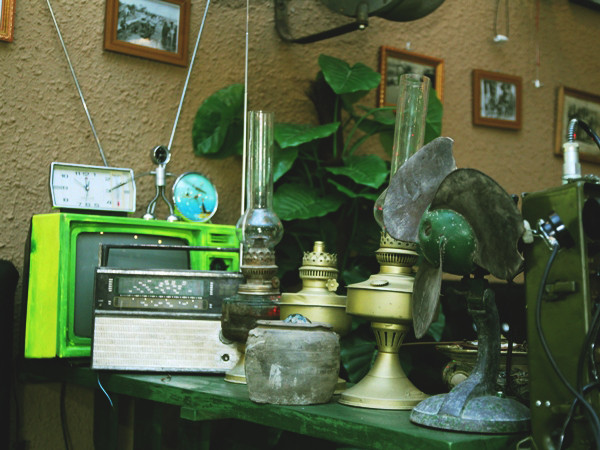 Một góc quán càphê thời chiến giữa lòng Hà Nội (Ảnh: Minh Sơn/Vietnam+)