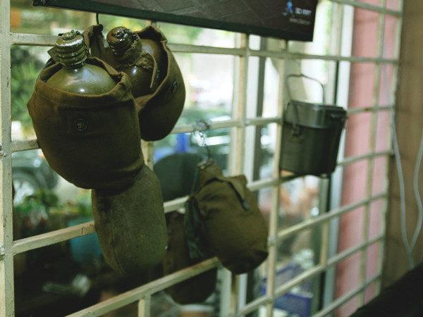Những biđông đựng nước thời chiến được treo tại quán (Ảnh: Minh Sơn/Vietnam+)