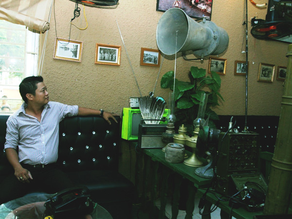 Anh Võ Văn Duy, chủ nhân quán cho hay: Mục đích của anh là tạo dựng một không gian hoài niệm cho khách hàng (Ảnh: Minh Sơn/Vietnam+)