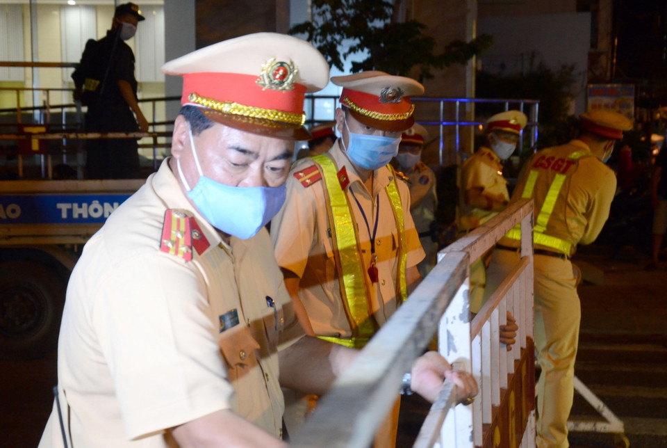 Lực lượng chức năng lập hàng rào phong tỏa và chốt chặn khu vực bị cách ly. (Ảnh: Quốc Dũng/TTXVN)