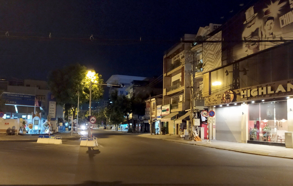 Nút giao Đống Đa - Quang Trung không một bóng người lúc 23 giờ tối 27/7, trước khi bị phong tỏa. (Ảnh: Quốc Dũng/TTXVN)