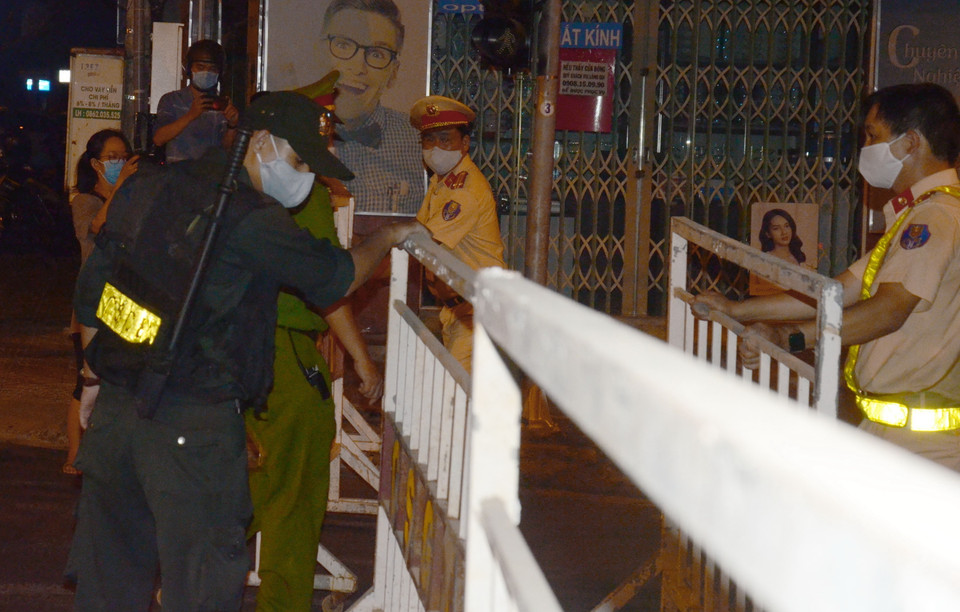 Đến 23 giờ 45 phút ngày 27/7, hàng rào ngăn cách khu vực phong tỏa đã cơ bản hoàn thành. (Ảnh: Quốc Dũng/TTXVN)