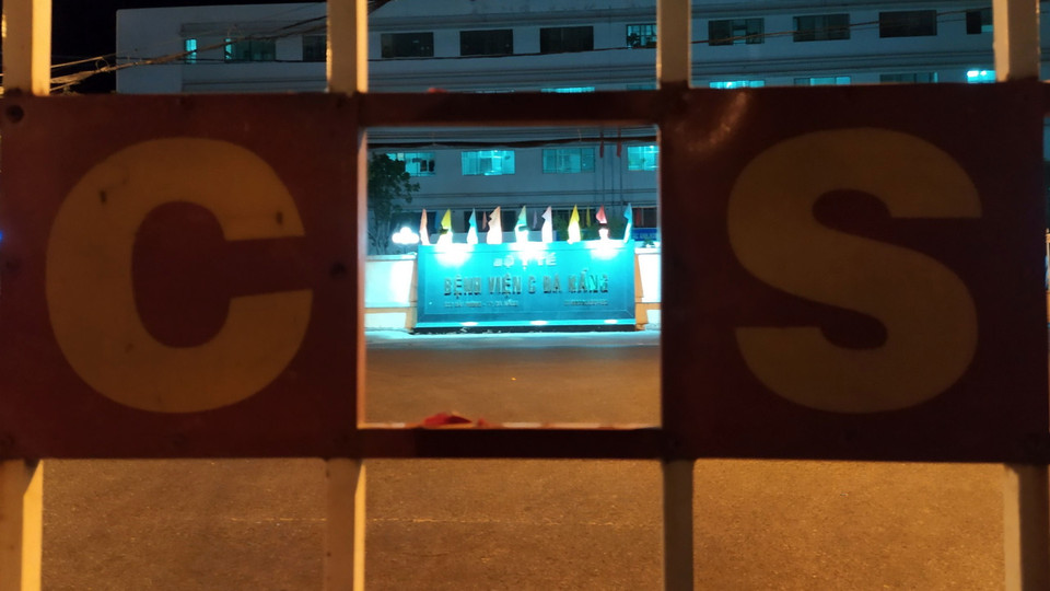 Toàn bộ khu vực Bệnh viện C Đà Nẵng đã bị phong tỏa từ 0 giờ ngày 28/7 cho đến khi nhận chỉ đạo mới. (Ảnh: Quốc Dũng/TTXVN)