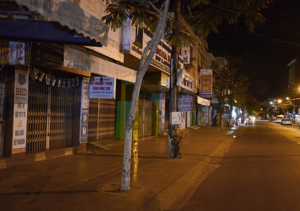 Những con phố yên lặng, không một bóng người từ sau giờ thực hiện cách ly. (Ảnh: Quốc Dũng/TTXVN)