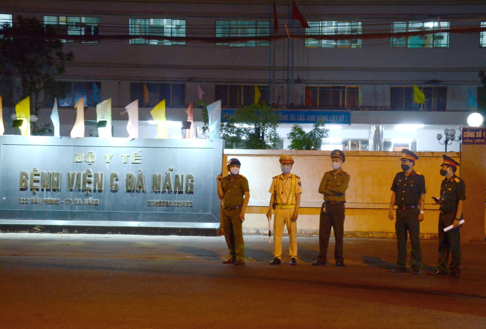 Khu vực phong tỏa được phối hợp canh gác bởi các lực lượng công an, bộ đội, dân phòng... (Ảnh: Quốc Dũng/TTXVN)