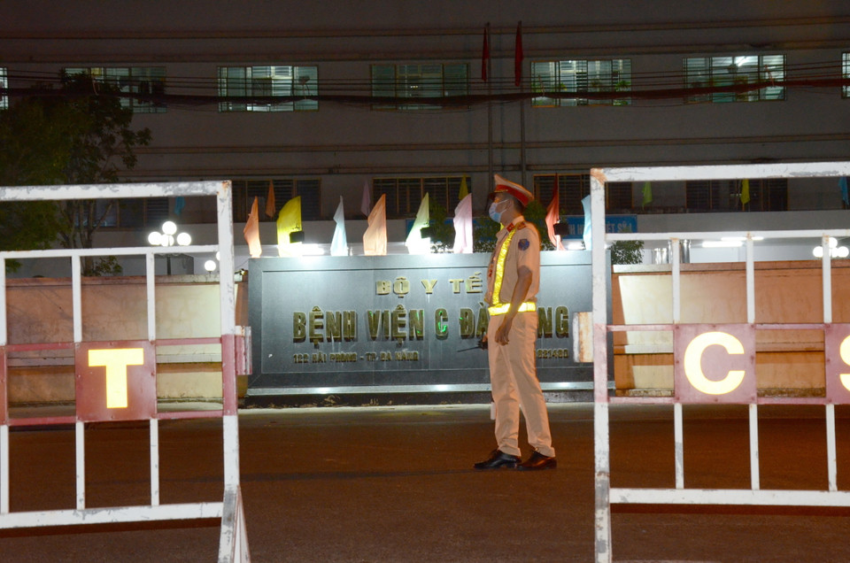 Sau khi phong tỏa, lực lượng chức năng tiến hành canh phòng nghiêm ngặt. (Ảnh: Quốc Dũng/TTXVN)