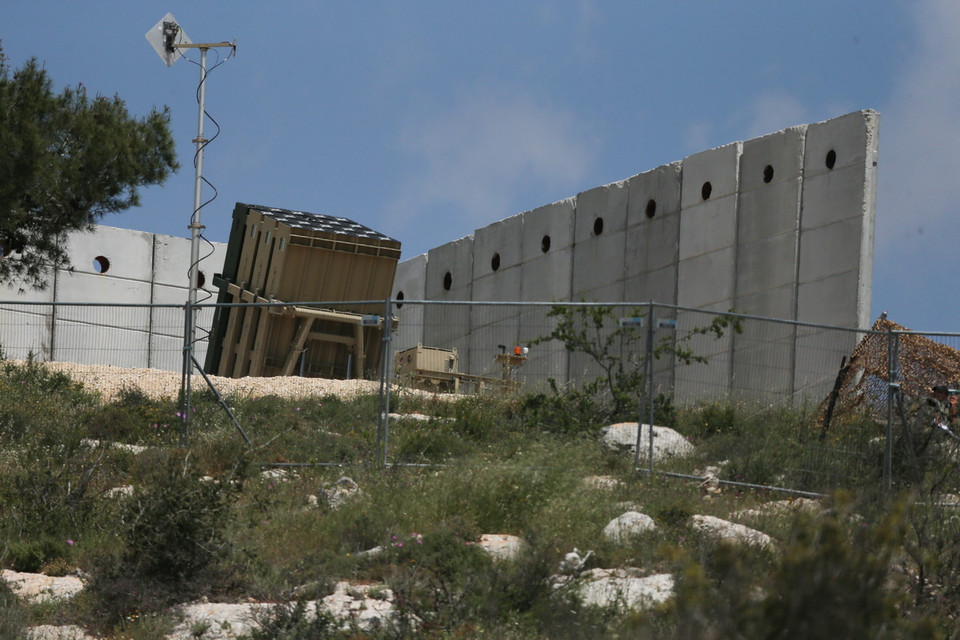 Hệ thống phòng không Iron Dome (Vòm Sắt) của Israel được triển khai gần Jerusalem ngày 15/4. (Ảnh: THX/TTXVN)