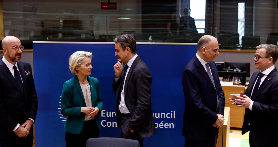 Các đại biểu trao đổi tại Hội nghị thượng đỉnh bất thường của EU ở Brussels, Bỉ ngày 18/4. (Ảnh: AFP/TTXVN)