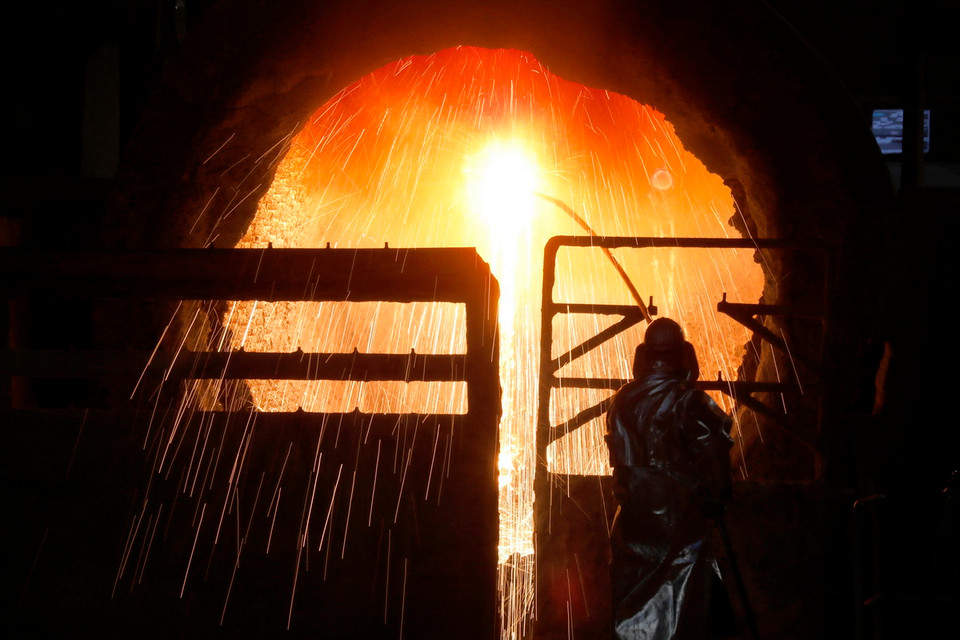 Theo dữ liệu mới được công bố ngày 16/4, Quỹ Tiền tệ Quốc tế (IMF) dự kiến tăng trưởng kinh tế toàn cầu năm 2024 sẽ đạt 3,2%, tăng 0,1 điểm phần trăm so với dự báo được đưa ra hồi tháng 1. Lạm phát được dự báo giảm từ 5,9% năm nay xuống 4,5% trong năm tới, nhờ lãi suất tăng ở nhiều nước trên thế giới. IMF kỳ vọng lạm phát sẽ giảm, cho phép sớm cắt giảm lãi suất. Trong ảnh: Công nhân làm việc tại một nhà máy sản xuất thép ở Salzgitter, Đức. (Ảnh: AFP/TTXVN)