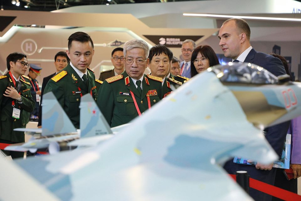 Thượng tướng Nguyễn Chí Vịnh - Thứ trưởng bộ quốc phòng tham quan các gian hàng tại Singapore Air Show 2020.
