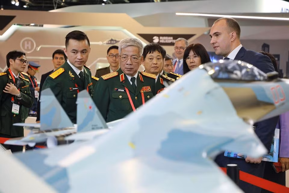 Thượng tướng Nguyễn Chí Vịnh - Thứ trưởng bộ quốc phòng tham quan các gian hàng tại Singapore Air Show 2020.